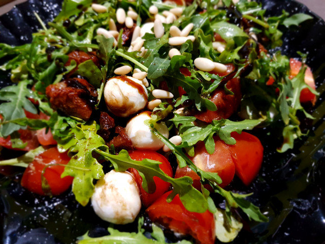 Salată cu rucola, baby mozzarella și roșii uscate
