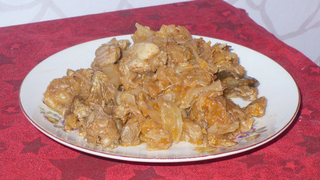Carne de porc cu varză murată, în vas de lut