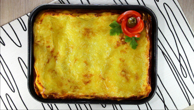 Lasagna cu carne tocată și sos Bechamel