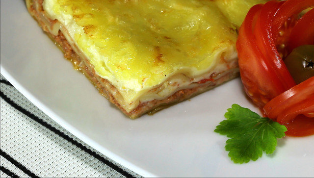 Lasagna cu carne tocată și sos Bechamel