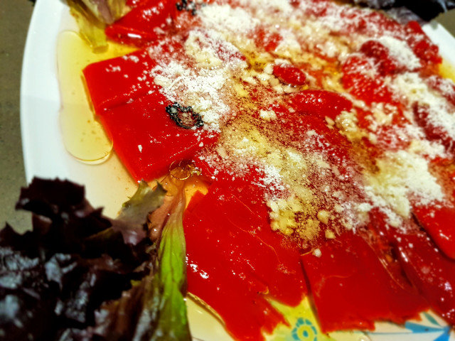 Salată de ardei copți, cu parmezan
