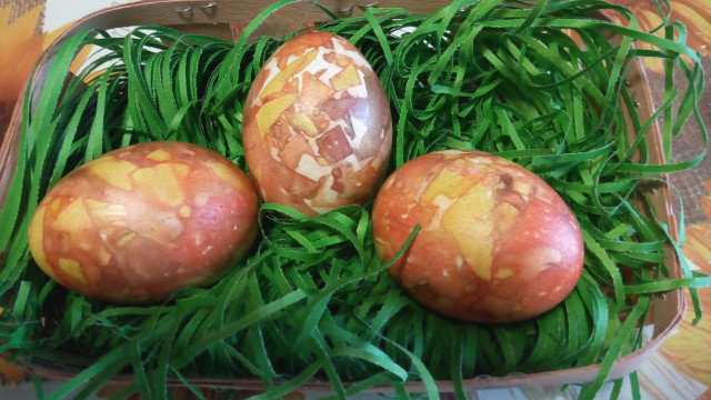 Ouă de Paște marmorate, cu foi de ceapă