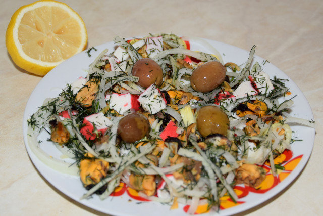 Salată simplă de midii cu rulouri de crab