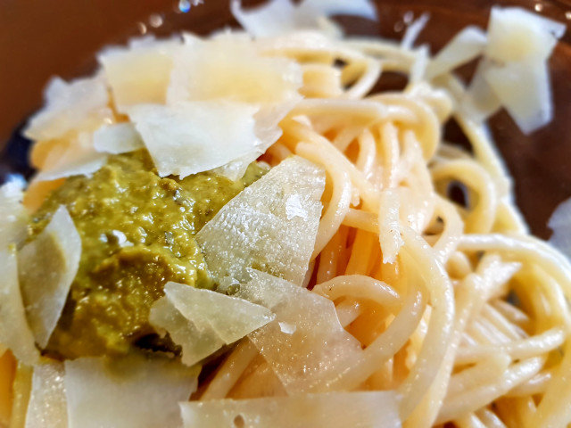 Spaghete cu sos Pesto Genovese și parmezan