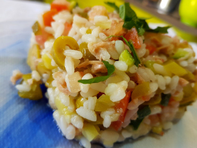 Salată de orez și ton