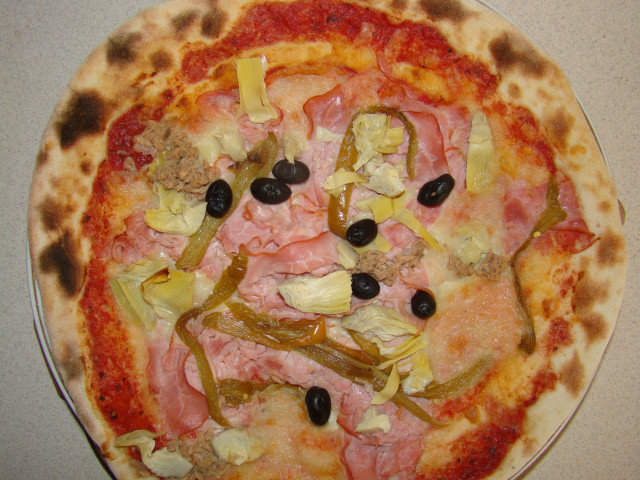 Pizza cu anghinare, ton și șuncă