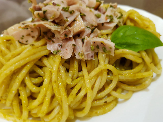 Spaghete cu pesto și carne de pui