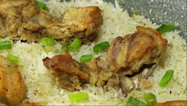 Coaste de porc cu orez gătite în stil clasic