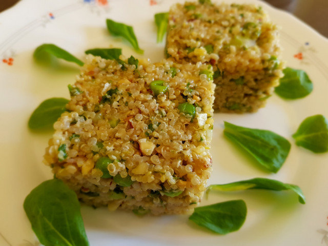 Salată de quinoa cu pesto de migdale și mazăre
