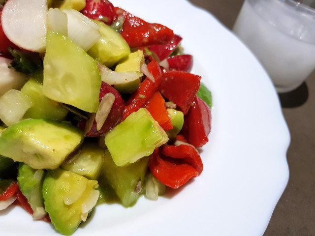 Salată cu avocado, castraveți și ardei copt