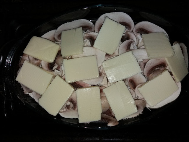 Cotlete de porc cu ciuperci și brânză topită în vas de yena