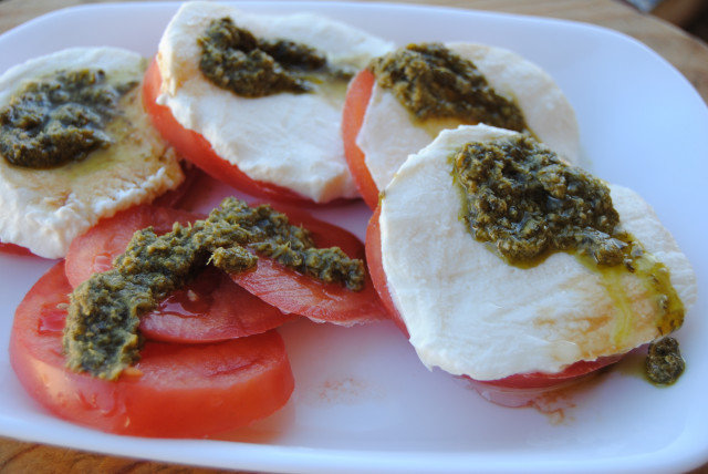 Salată Caprese cu pesto alla genovese