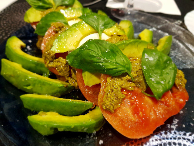 Salată Caprese, cu avocado