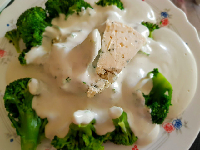 Broccoli cu sos de brânză albastră