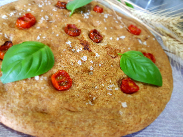 Focaccia din făină integrală, cu ulei de măsline aromatizat