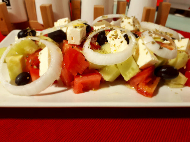 Salată grecească cu brânză Feta și măsline