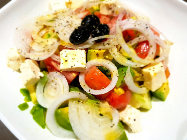Salată grecească cu avocado