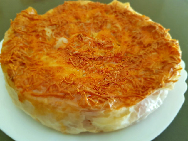 Plăcintă răsucită cu șuncă și brânză