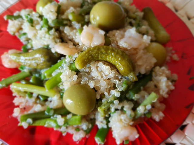 Salată mediteraneeană de quinoa