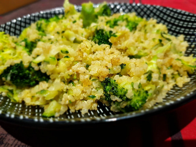 Quinoa cu broccoli și dovlecei