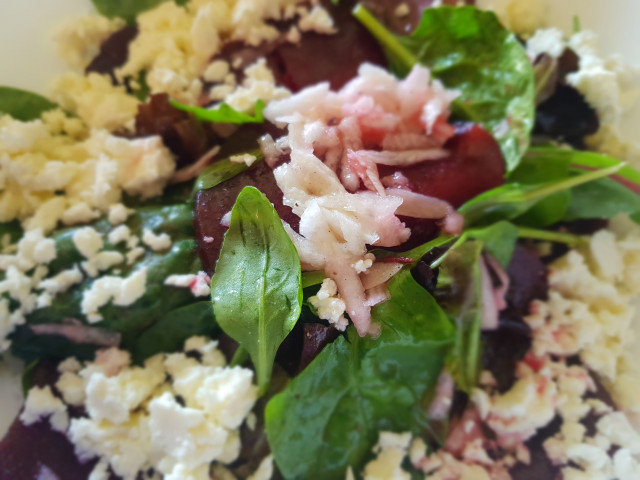 Salată vitaminizantă cu sfeclă și brânză