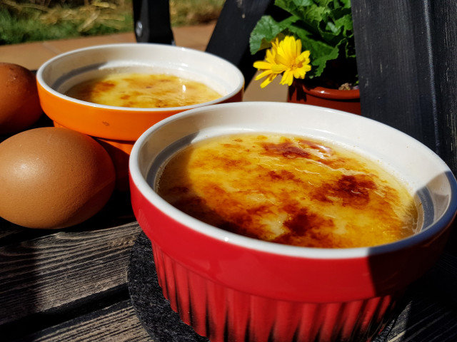 Cremă Brulee fiartă, cu vanilie și ouă întregi