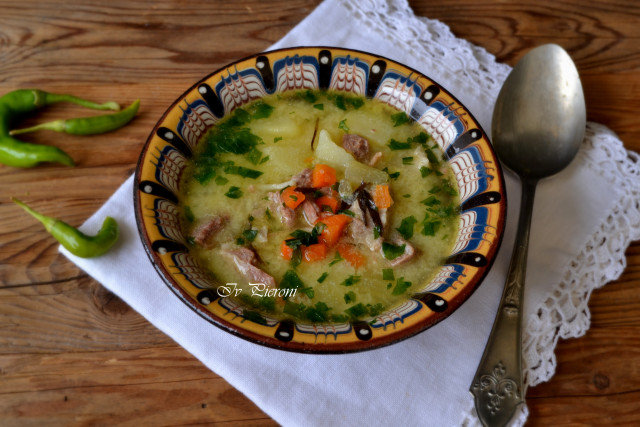 Supă de vită, preparată în casă