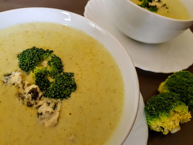 Supă de broccoli cu gorgonzola și smântână