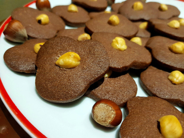 Biscuiți de ciocolată cu alune