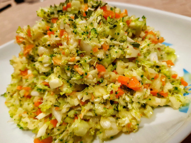 Salată vitaminizantă cu broccoli, morcov și păstârnac