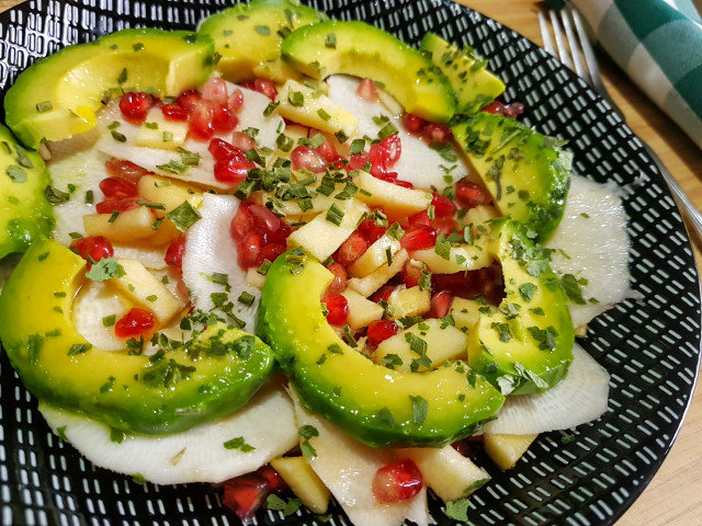 Salată de vitamine cu rodie și avocado