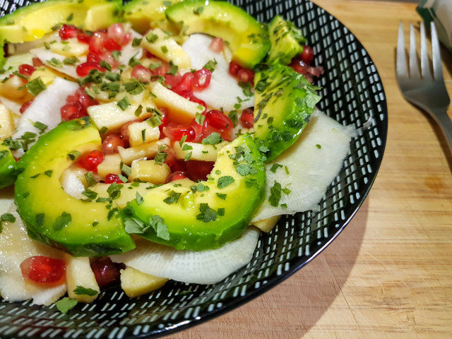 Salată de vitamine cu rodie și avocado