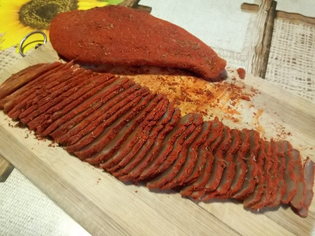 Pastramă de pui, uscată în frigider