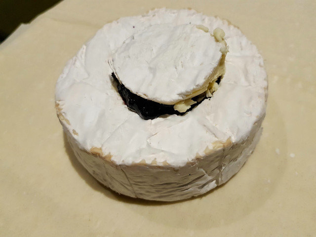 Camembert copt cu afine, în foi de plăcintă