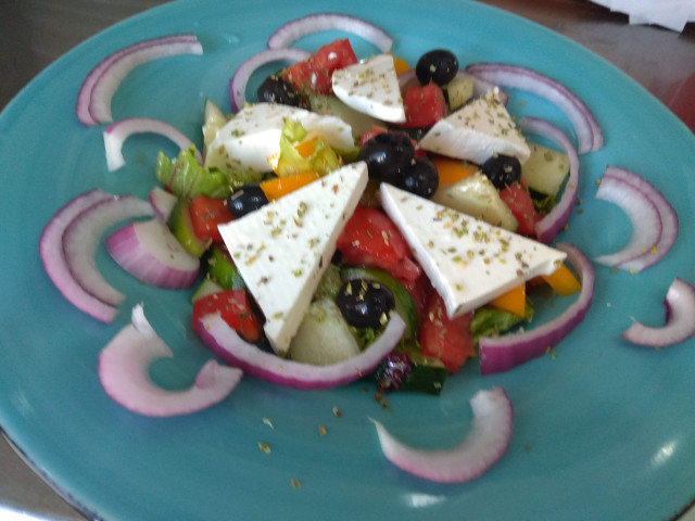 Salată grecească cu ceapă roșie