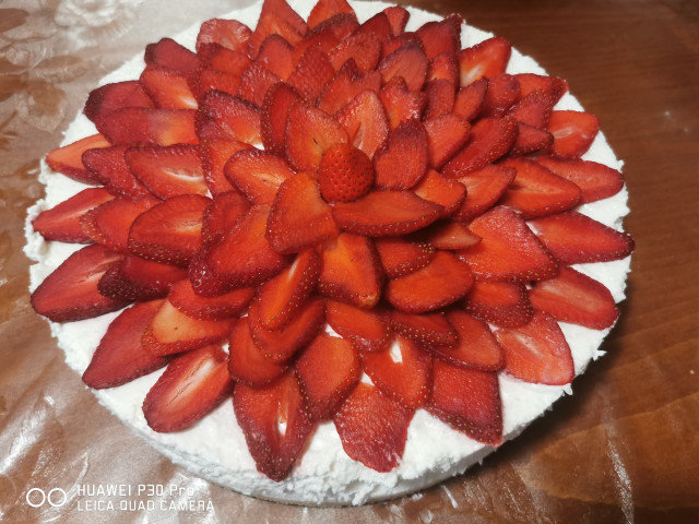 Cheesecake cu crema de brânză și căpșuni