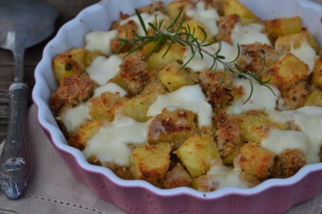 Cartofi cu piept de pui, pesmet și mozzarella, la cuptor