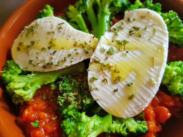 Broccoli cu sos de roșii și mozzarella