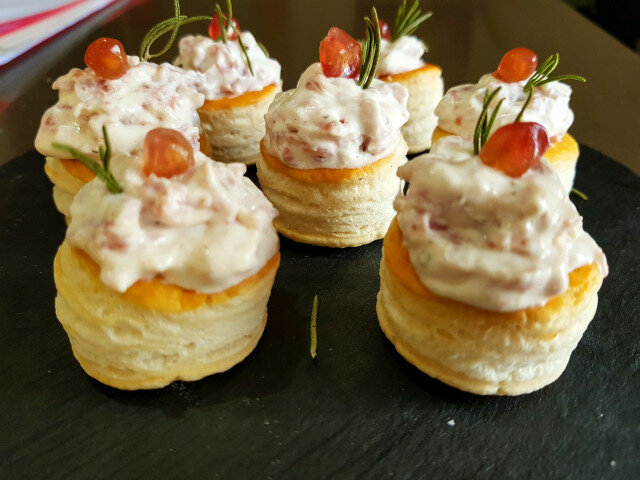 Mini vol au vent cu cremă iberico