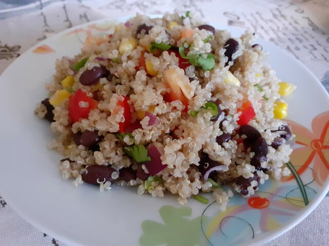 Salată cu quinoa și fasole neagră