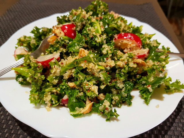 Salată cu varză kale și quinoa