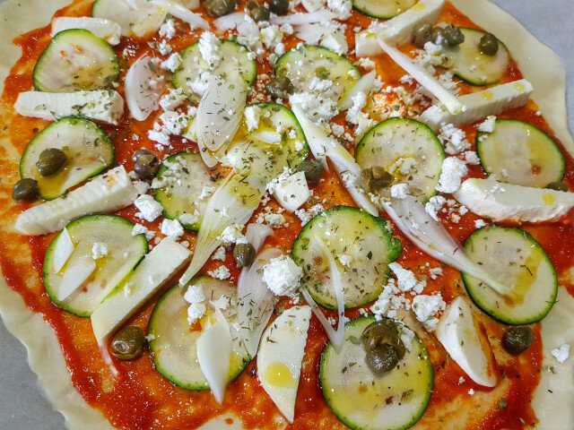 Pizza subțire cu mozzarella, ricotta și dovlecei