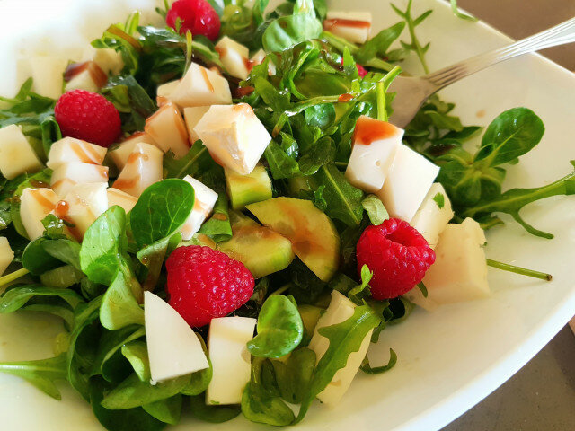 Salată verde cu brânză de capră și reducție balsamică de zmeură