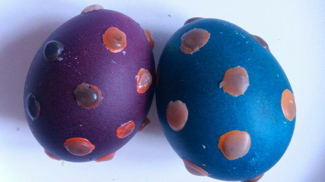 Ouă dublu vopsite cu buline, făcute cu ceară