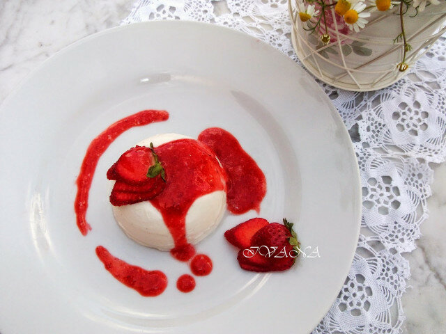 Panna cotta cu sos de căpșuni