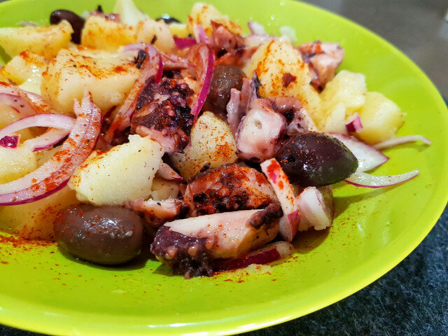 Salată de cartofi cu caracatiță și măsline