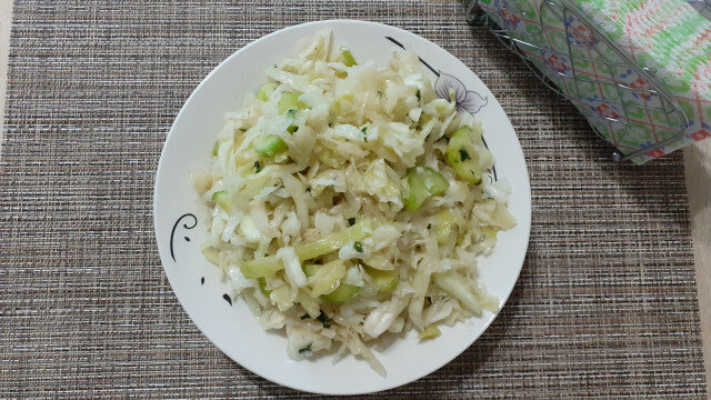 Salată de varză cu castraveți