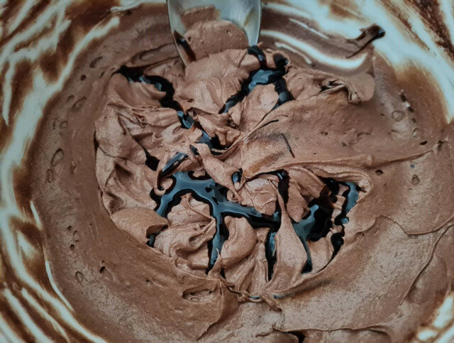 Înghețată de ciocolată cu frișcă