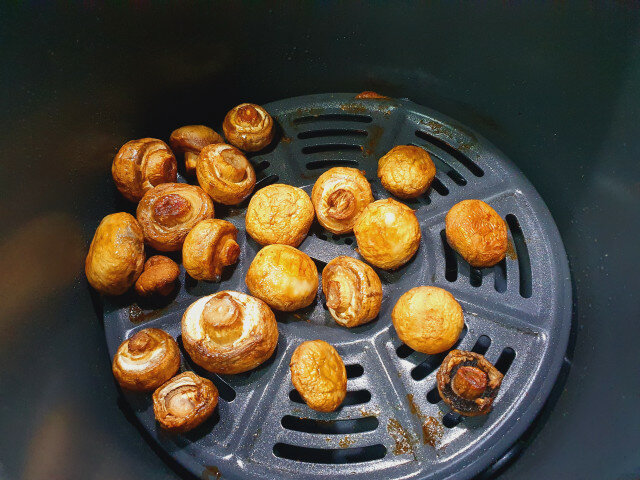 Ciuperci întregi la friteuza cu aer