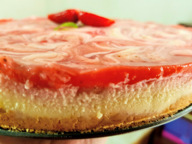 Cheesecake marmorat cu limetă și căpșuni